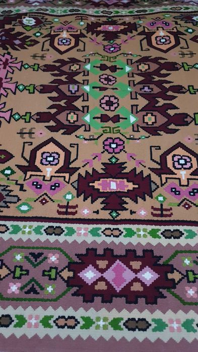 Covor lucrat in gherghef punct cu punct