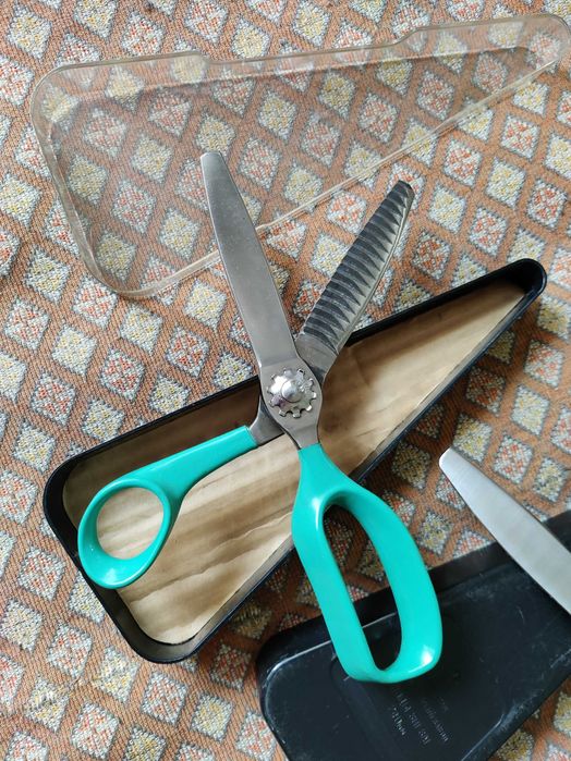 Продавам Професионални Ножици Зиг-заг – 2 броя, нови