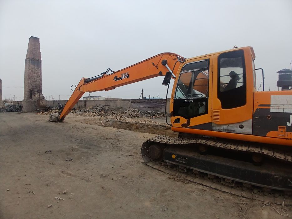 Екскаватор сотилади