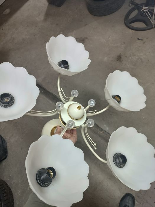 Продам люстру не дорого