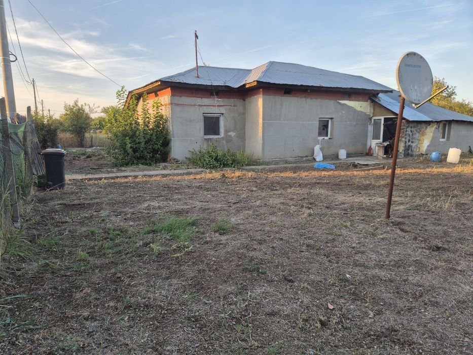 Vand casa cu teren  2000 m