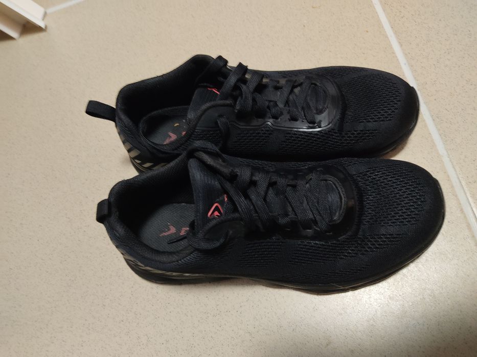 Продам кроссовки