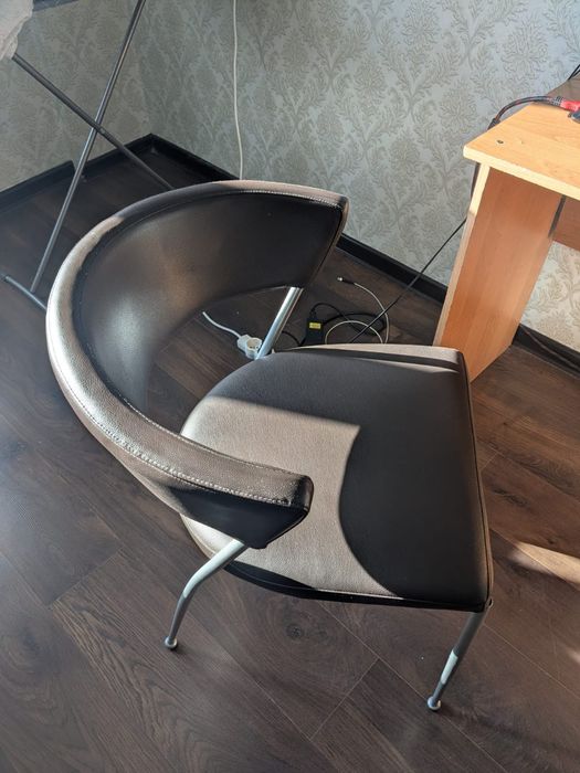 стул для квартиры, используемый только один год