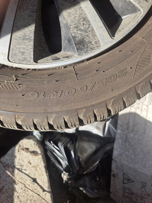 Anvelope cu jenti si capace 205/ 60/ R 16