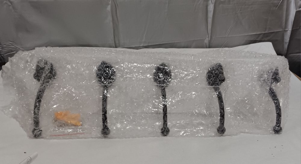 Cuier  alb micut de perete