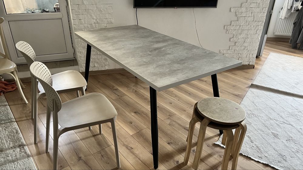 Кухоннный стол с двумя стульями