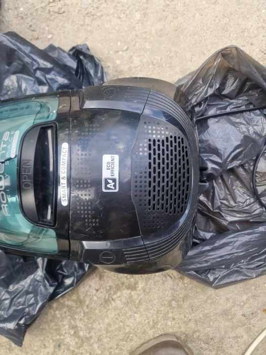 Aspiratoare in stare perfecta de functionare cu recipient si filtru