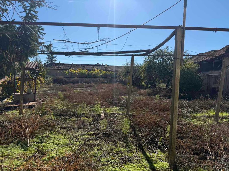 Двуетажна тухлена къща с голям двор, гараж и кладенец в с. Поликраище