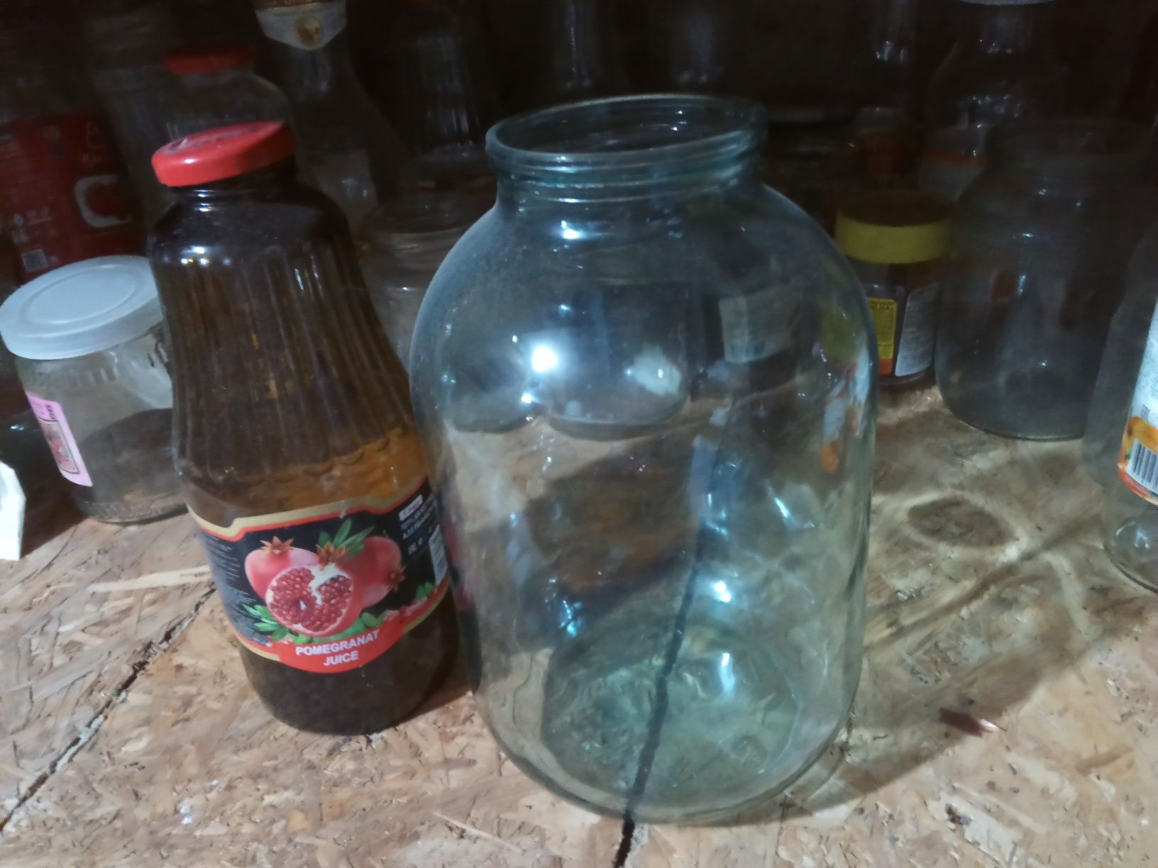 Продам банки 3,2литр, и бутылки 1 литр.