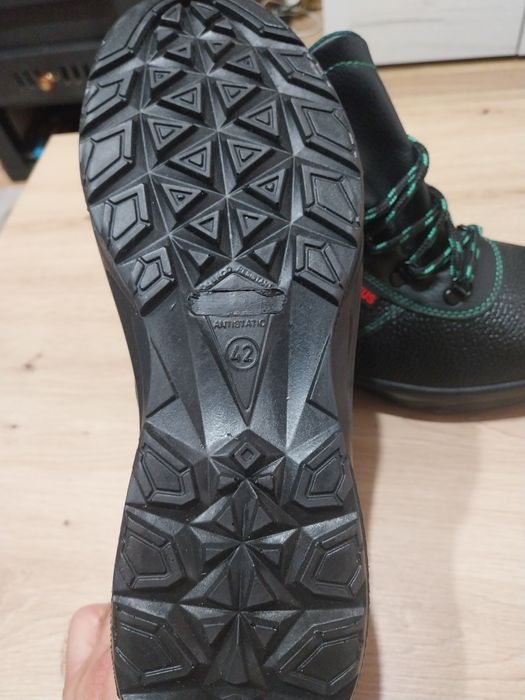 Продавам нови работни обувки 42 номер