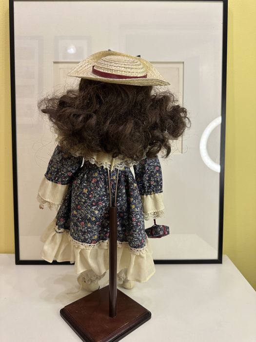 Papusa ceramica de colectie Promenade