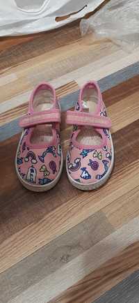 Детски пантофи и сандали