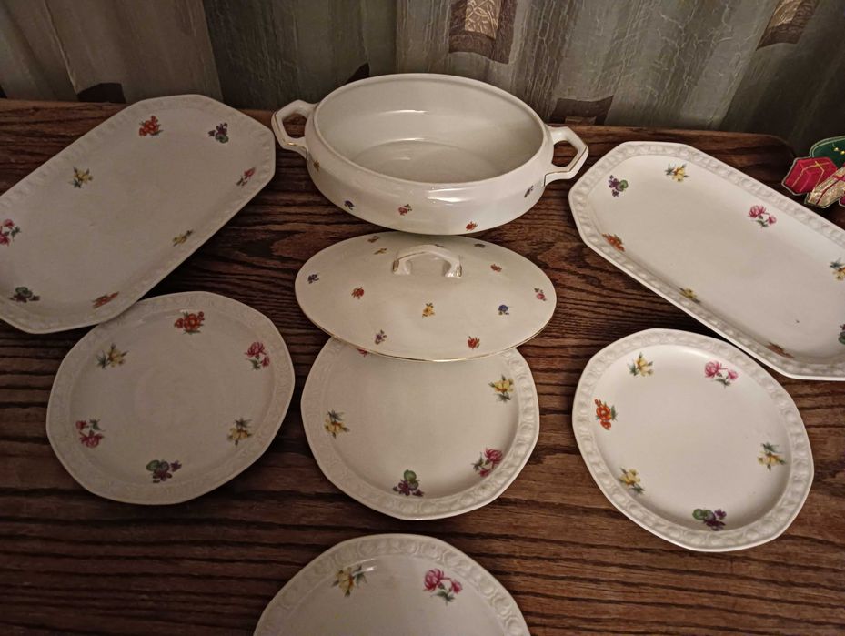 Set cina  portelan Bavaria cu flori marunte si bordura in relief