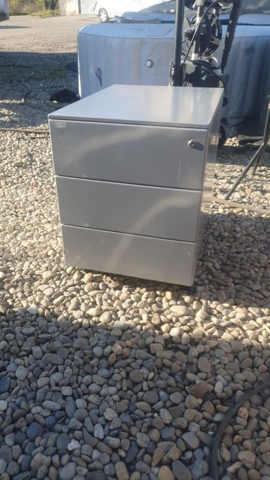 Dulapuri pt scule cu roti metalice 200 lei bucata