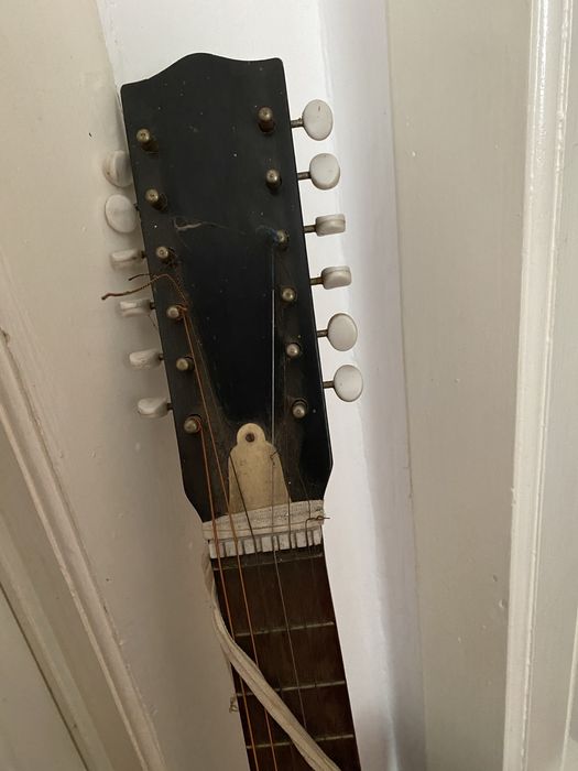 Vand chitara acustica veche