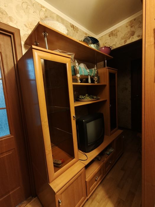 Продам мебель в гостиную и мебель для прихожей.