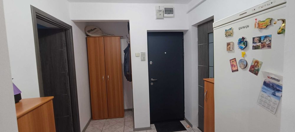 Închiriez apartament 3 camere