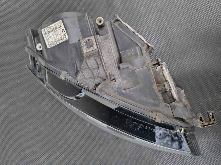 Faruri Stanga/dreapta Cu Xenon Si Led Audi A4 B8 
COD 8K0941003D /8K09