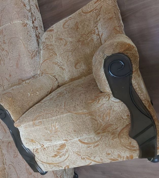 Срочно продам диван и 2 кресло в среднем состоянии