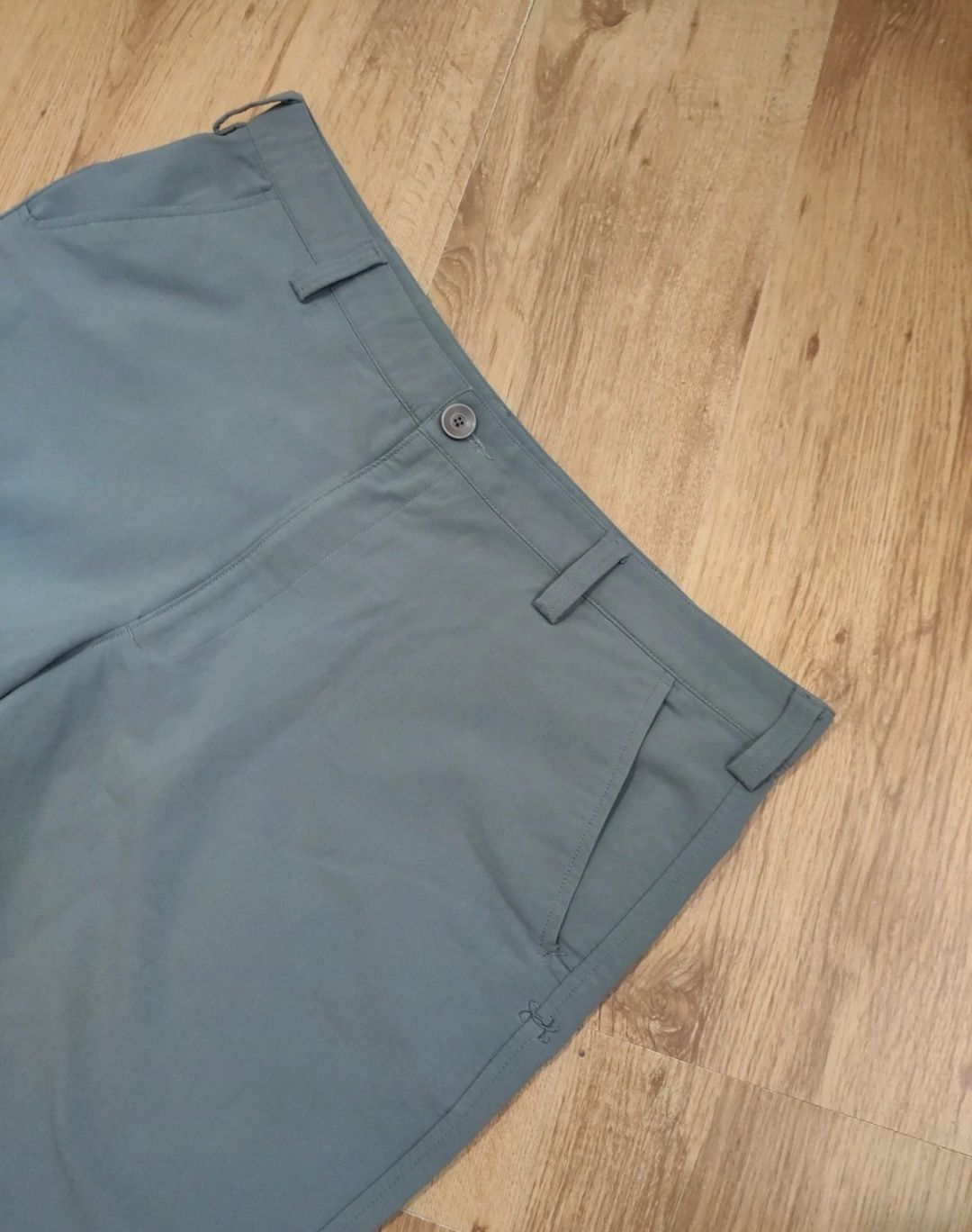 Pantaloni scurți Under Armour mărimea 40 XXL (52cm talie)