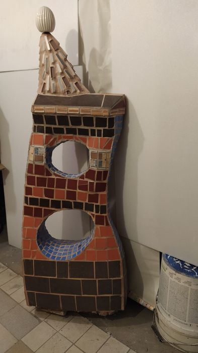 Склуптора от теракотни плочки за двор