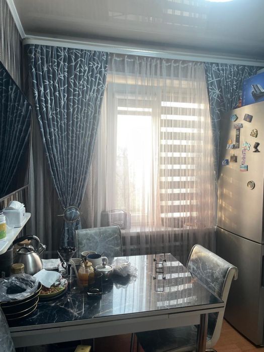 Продам раздвижной стол со стульями