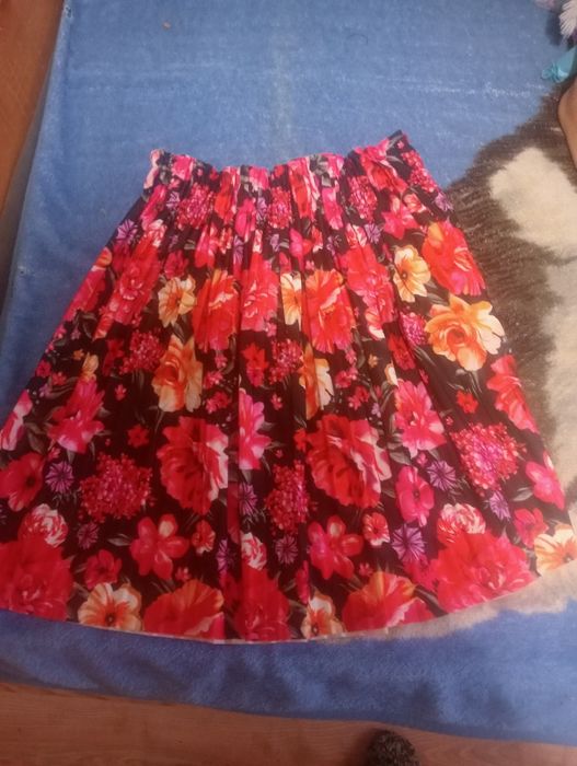 Fusta plisata scurta înflorată până la genunchi