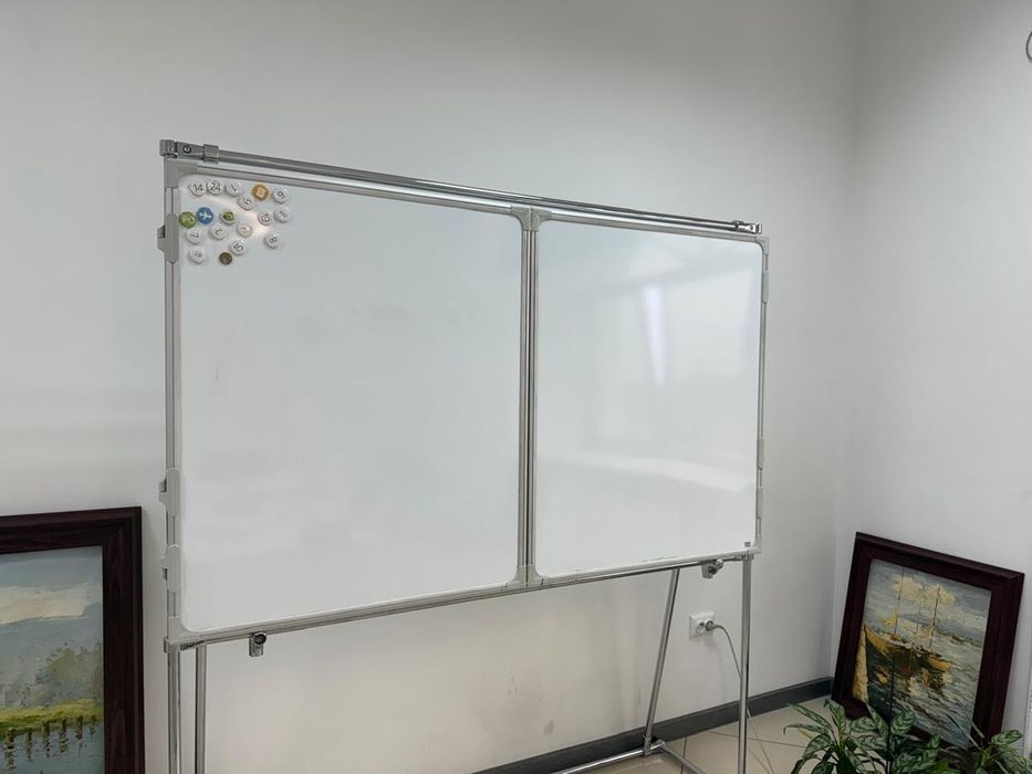 Школьная трехстворчатая меловая доска магнитно маркерная