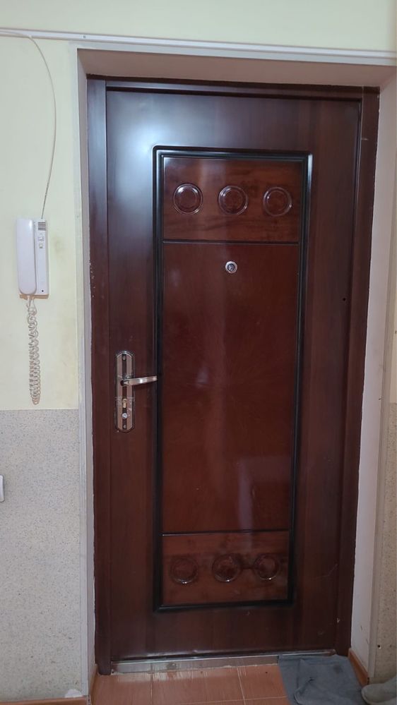 Продаю входную дверь