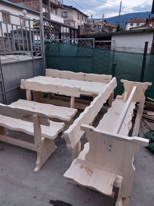 Маси и пейки с жив ръб