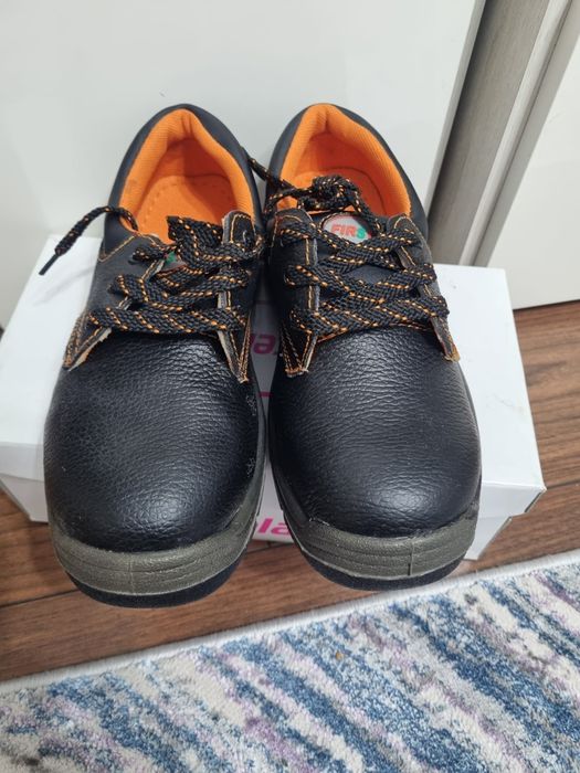 Vând bocanci cu bombeu