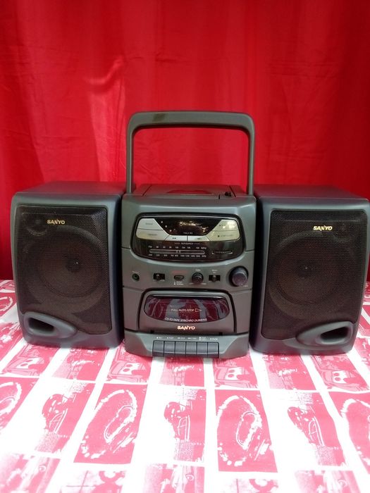 Foarte ieftin ! Radiocasetofon vintage Sanyo !
