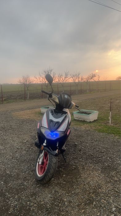 Vand scuter,se afla in stare perfecta de functionare,50cc