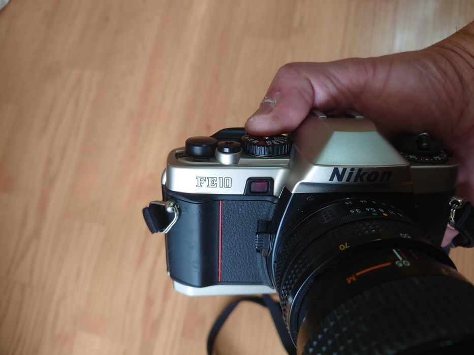 SLR Nikon FE10 cu obiectiv nikon