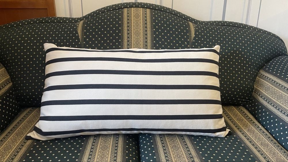 Продам подушку из  пера с наволочкой . Заказывали из сайта H&M