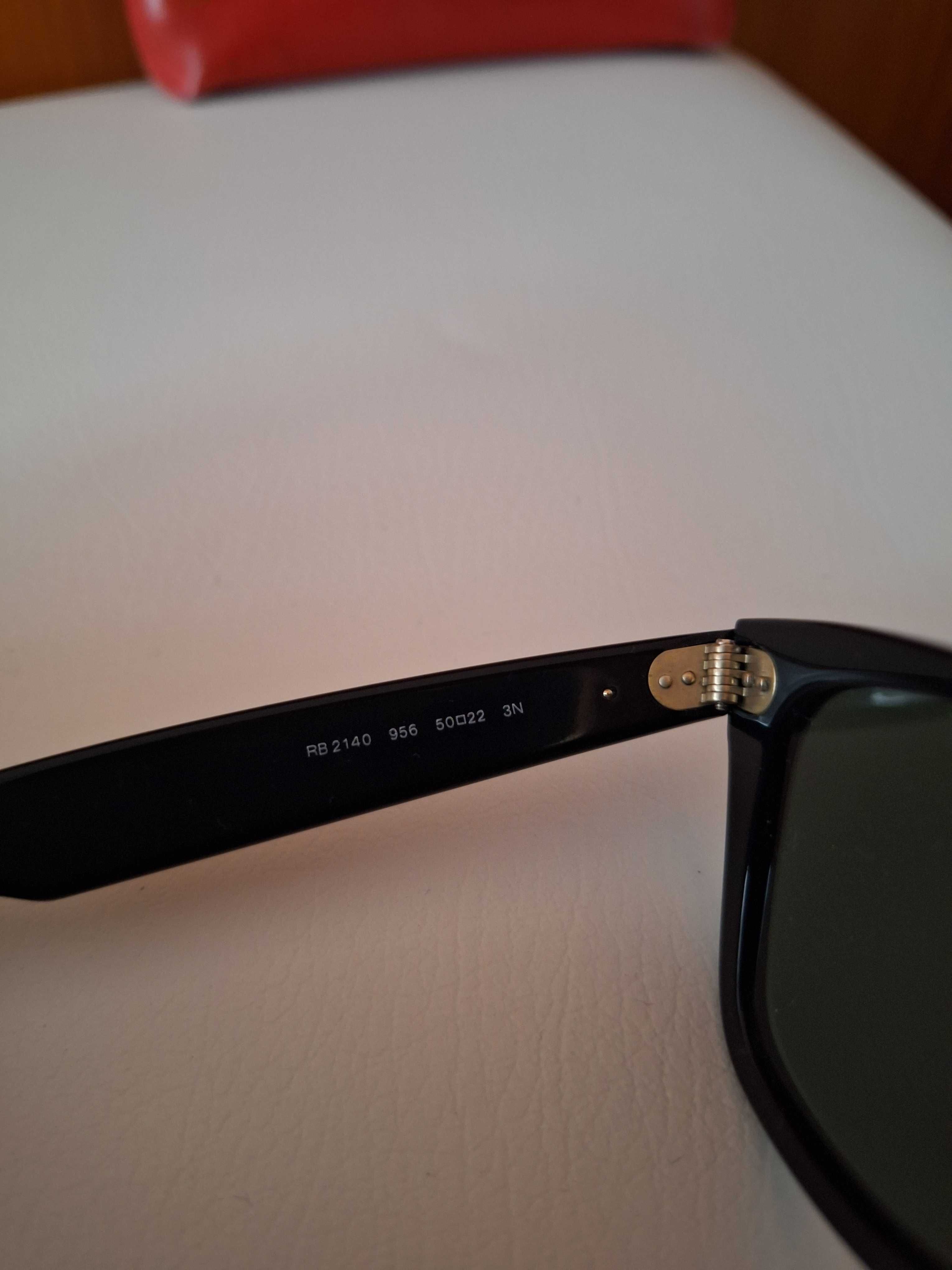 Rayban wayfarer.