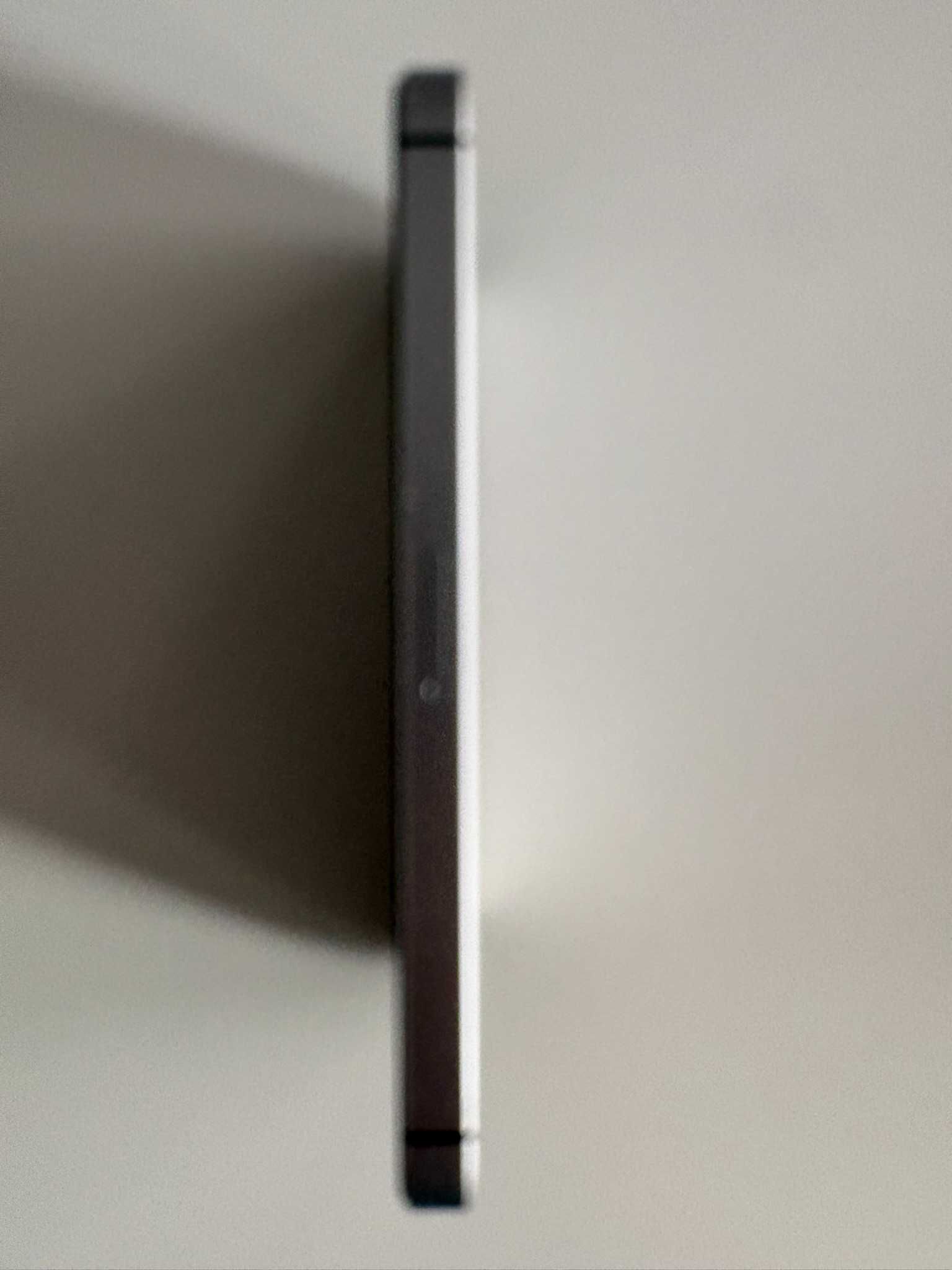iPhone SE 64 GB - перфектен (батерия 81 %)