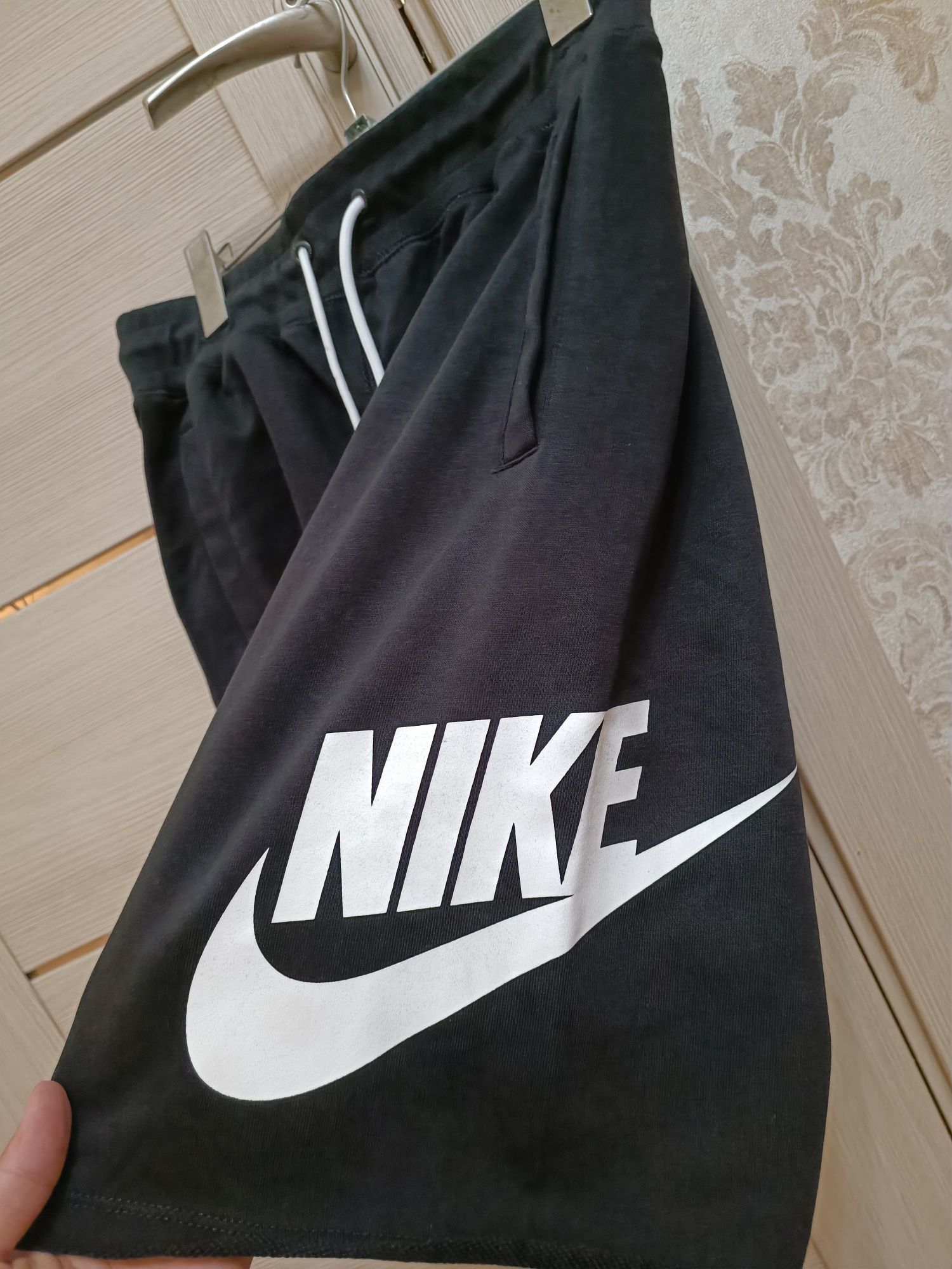 Продается новые шорты nike