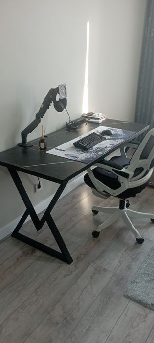 Стол рабочий LOFT, кресло игровое, наушники, клавиатура Ajazz 820