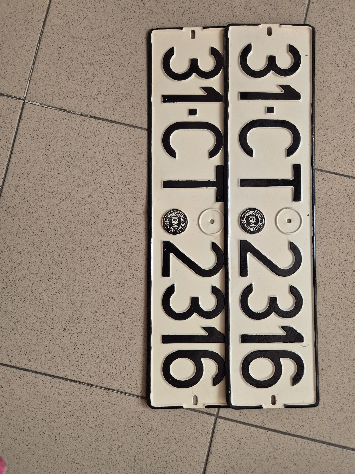 Vand placute vechi de inmatriculare