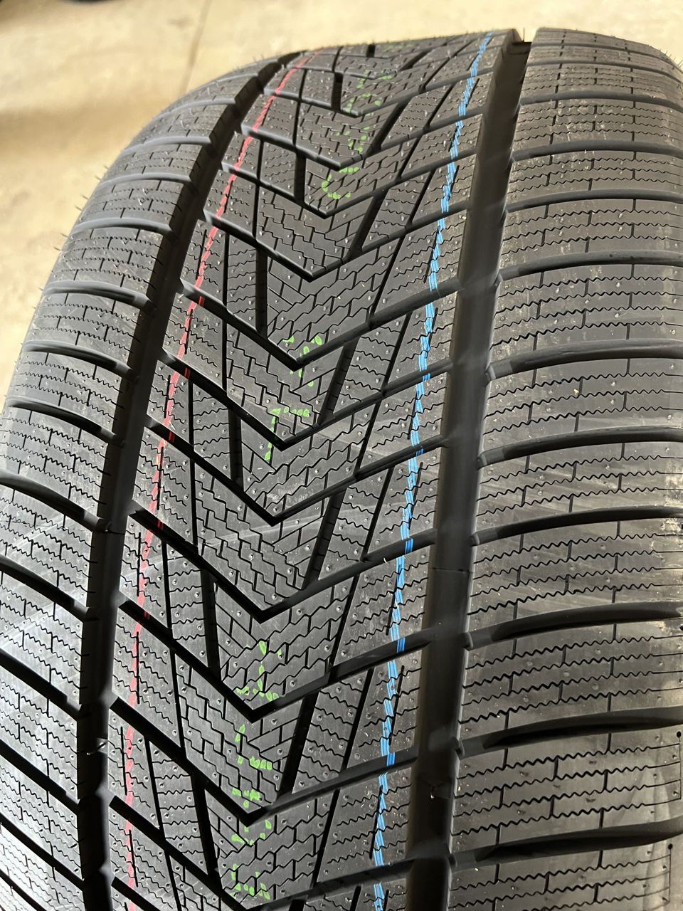 Нови зимни гуми TRACMAX 235/45 R19 99V MFS XL