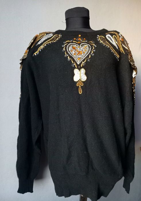 Bluza angora cu aplicații deosebite