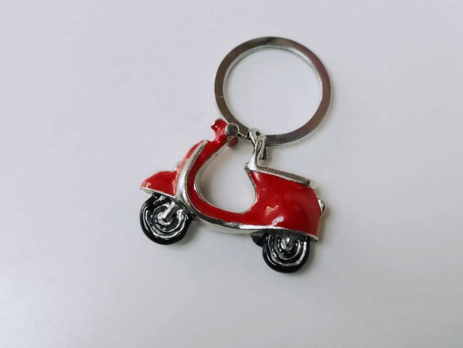 Breloc cheii Vespa , metal placat cu argint si email rosu
