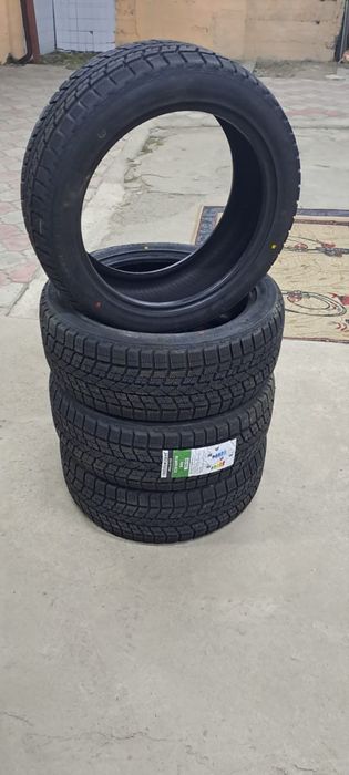 Продам комплект зимней резины 235/45R18