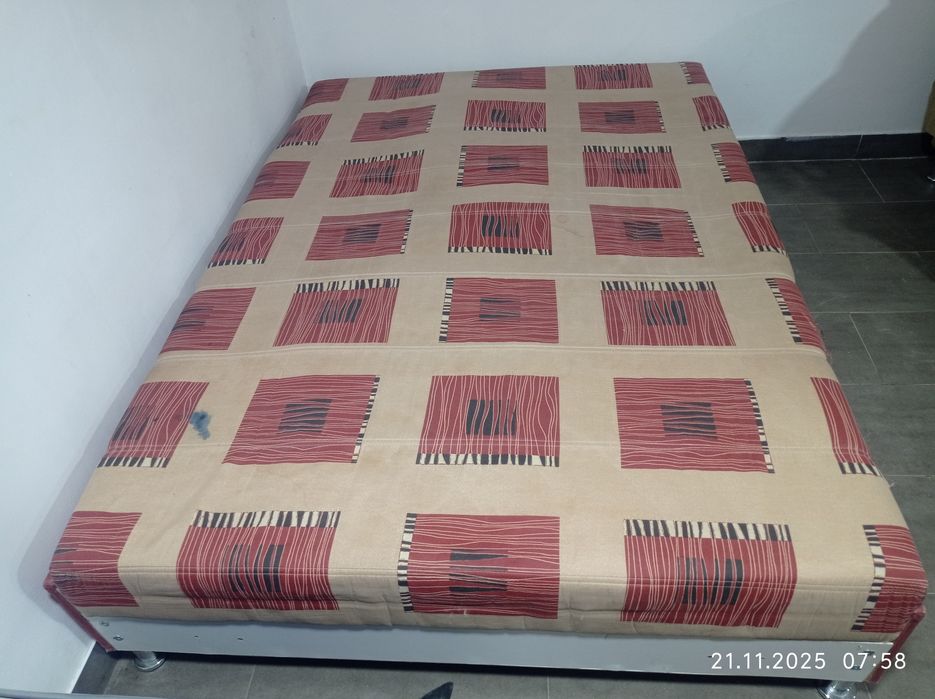 Vând cadru 140x200  pat tapițat cu saltea arcuri 330ron