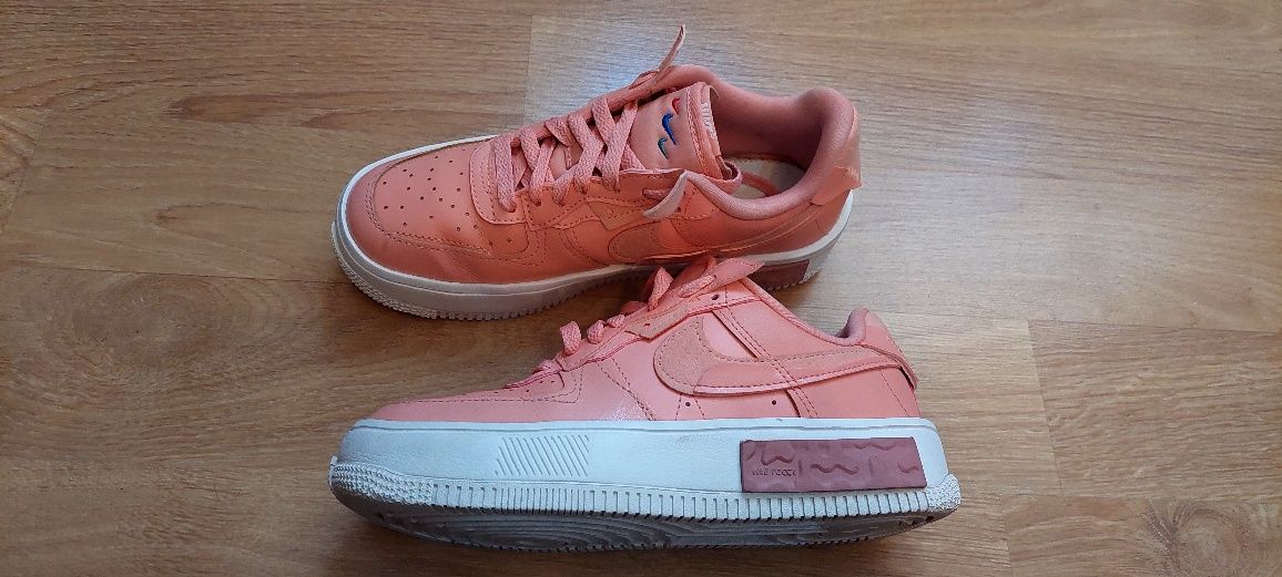 Adidași Nike,  Adidași piele întoarsă