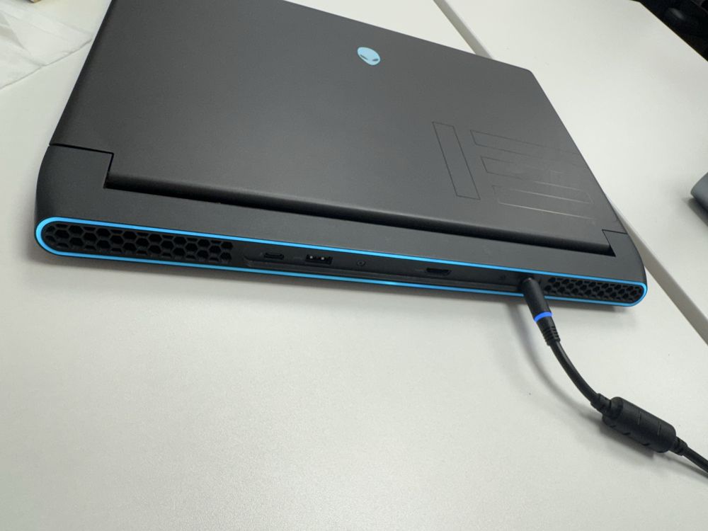 Alienware M15 R6 - 16 RAM, 3070-8GB, 1TB SSD, i7 11800, 165 Hz
