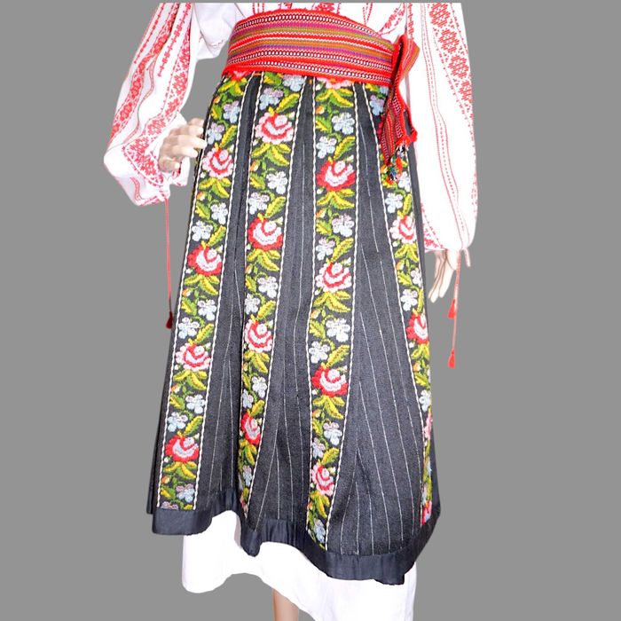 Costum popular cu ie tesuta si valnic de lana M-L