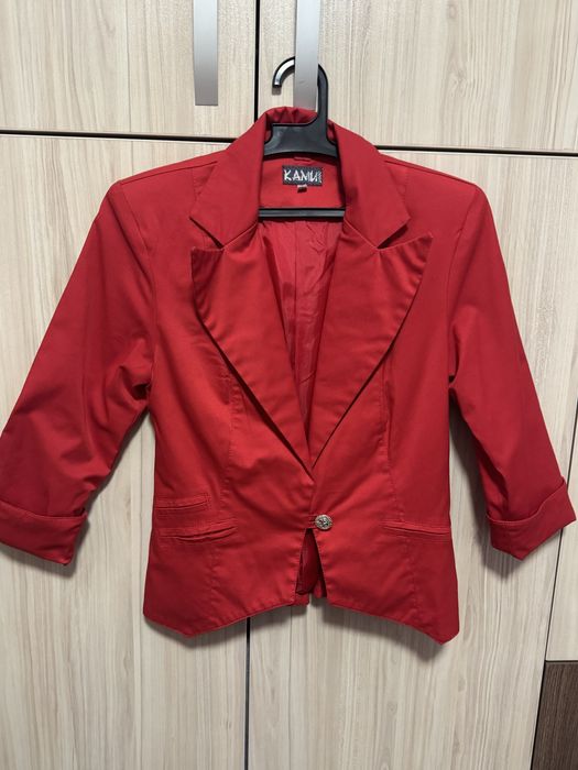 Късо дамско сако от сатен