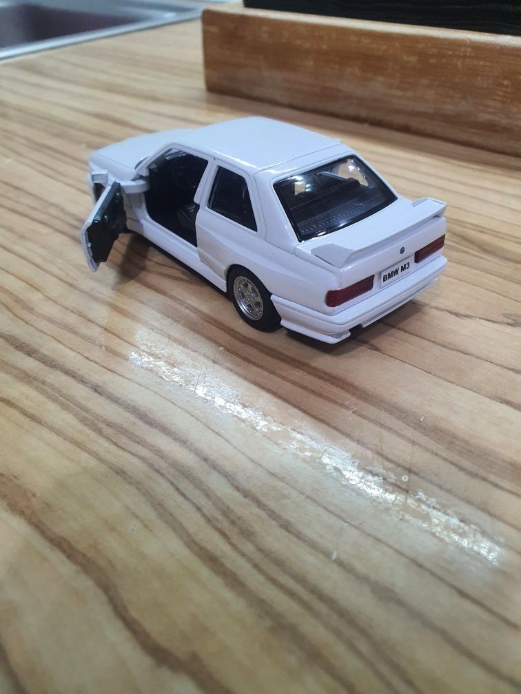 Macheta BMW M3 1987 ursulet scara 1:24